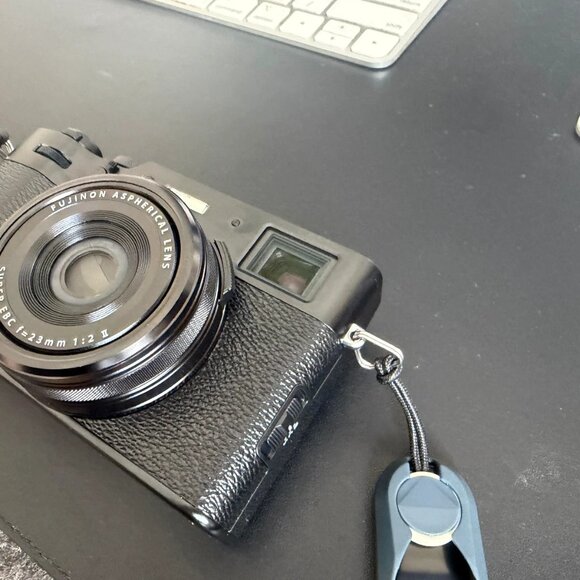Fujifilm X100VI Black Camera used once, 100 shutters ,+ SD Card and extra strap - Picture 2 of 11